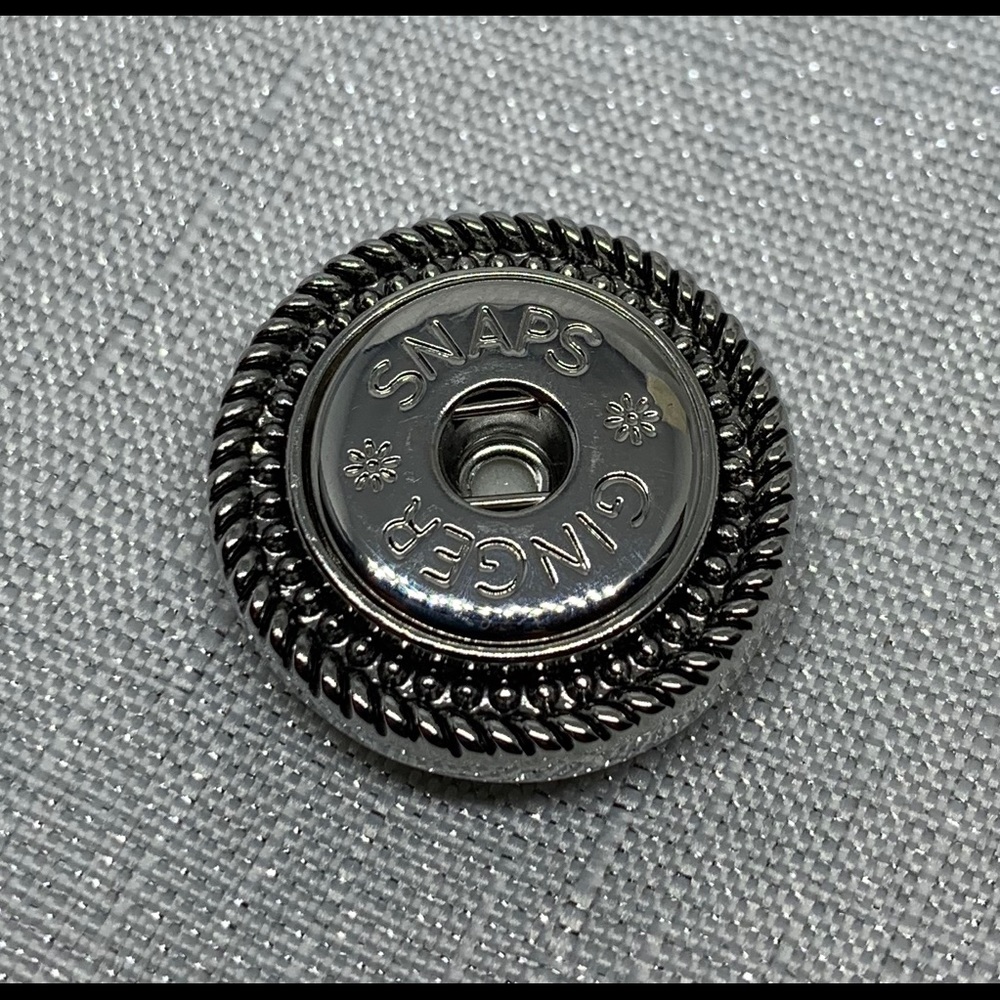 💗Ginger Snaps & Co. Snap Button Brooch with Strong Magnetic Back